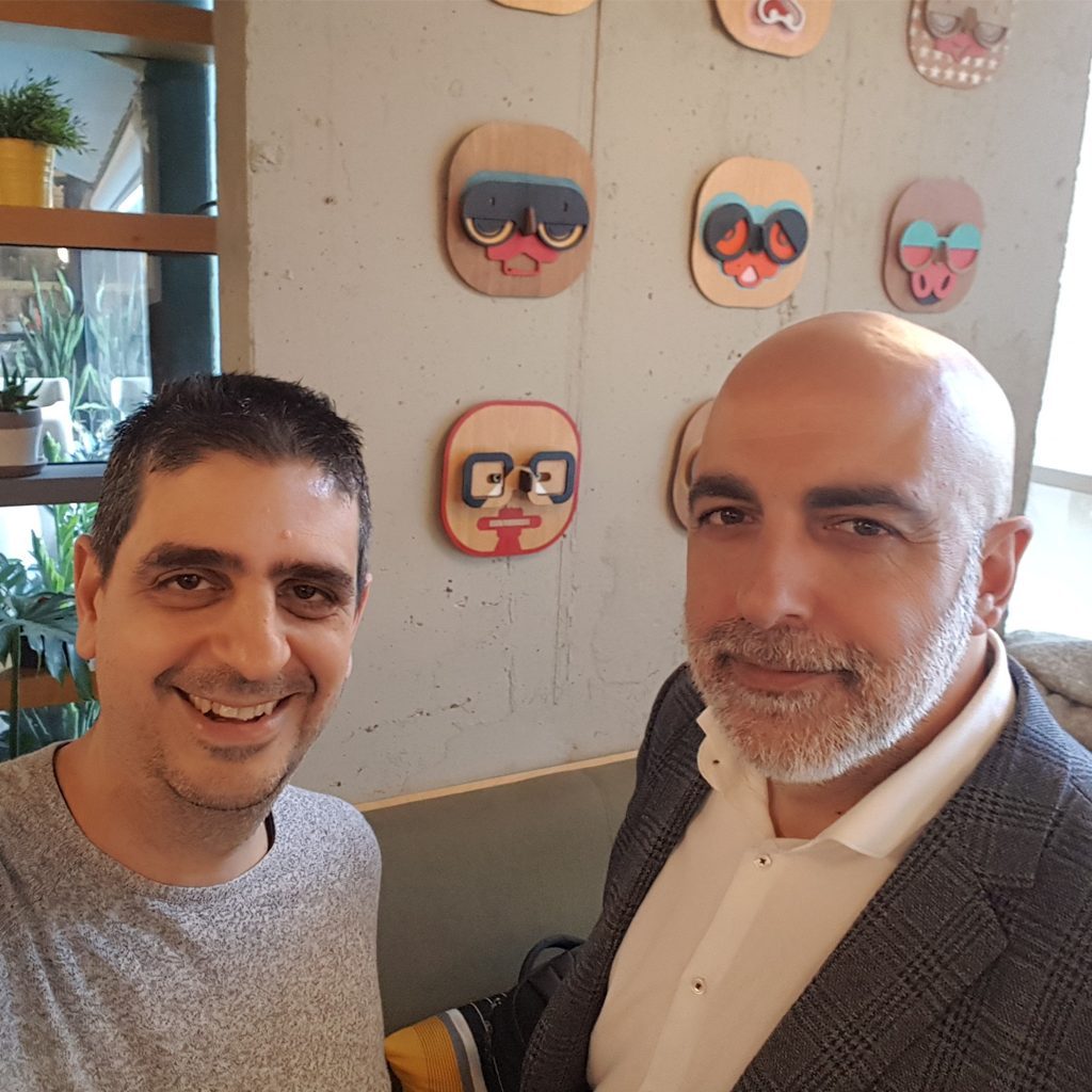 ערן שטרן מראיין את אליאב אללוף בפודקאסט לגבי השאלה "למה כדאי להיות לטובת הכריש?"