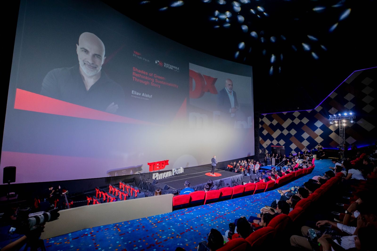 אליאב אללוף על במת TEDx Phnom Penh